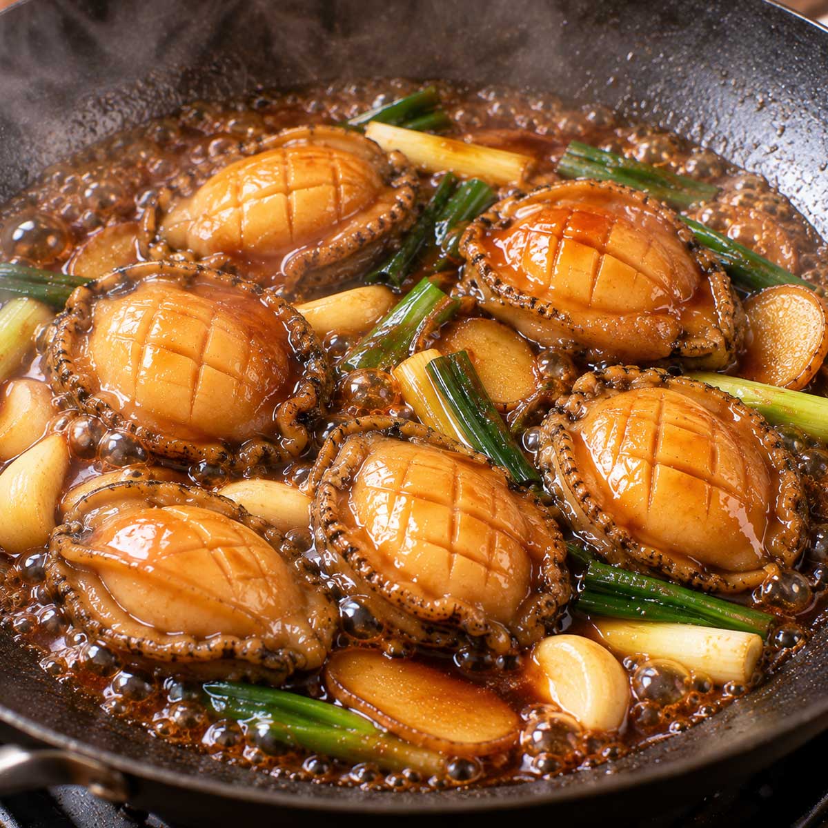 鮑魚在紅燒醬汁中以小火加熱的料理步驟