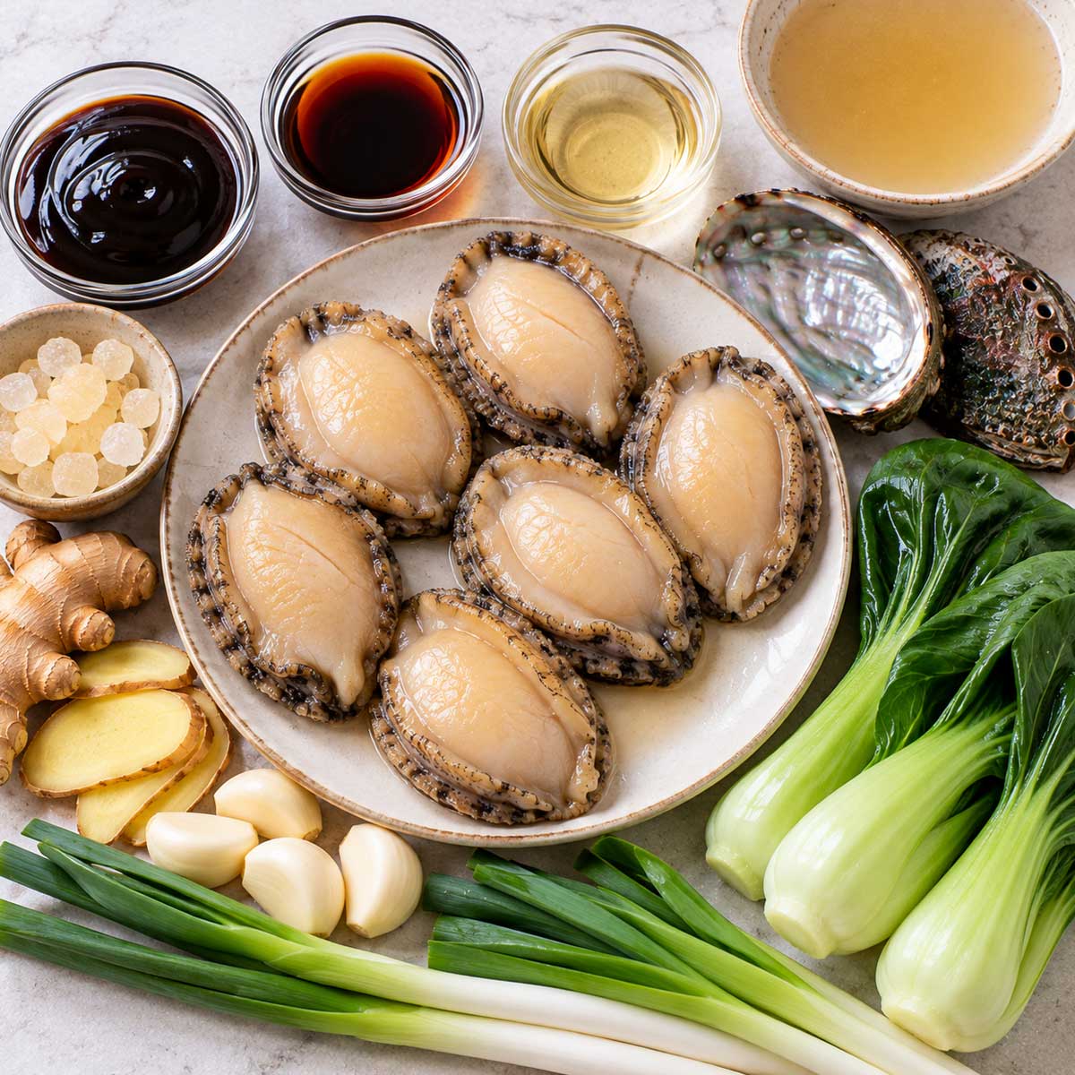 紅燒鮑魚材料：鮑魚、薑、蔥、醬油、糖與高湯
