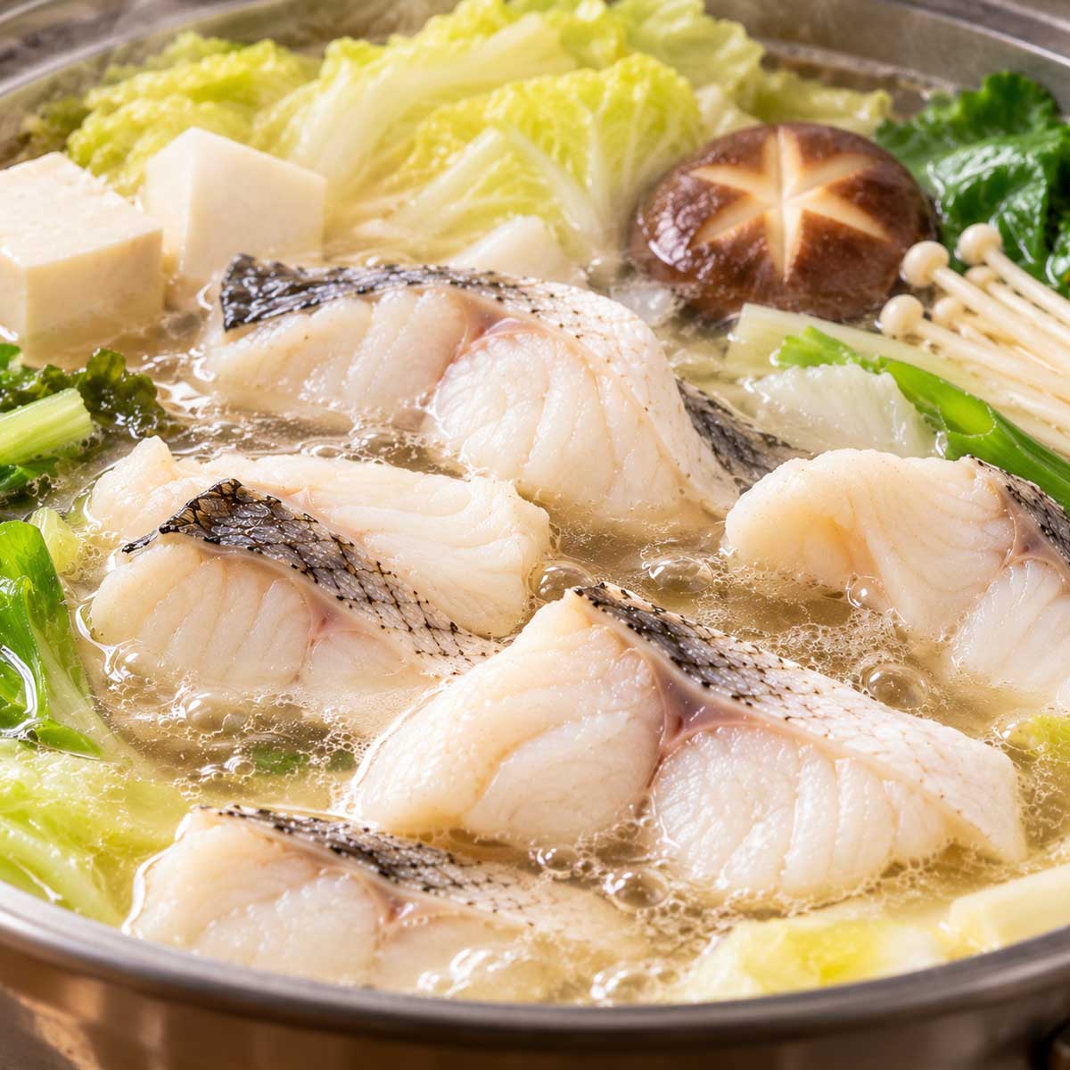去刺魚片、昆布、豆腐、蔬菜與菇類等魚片火鍋食材