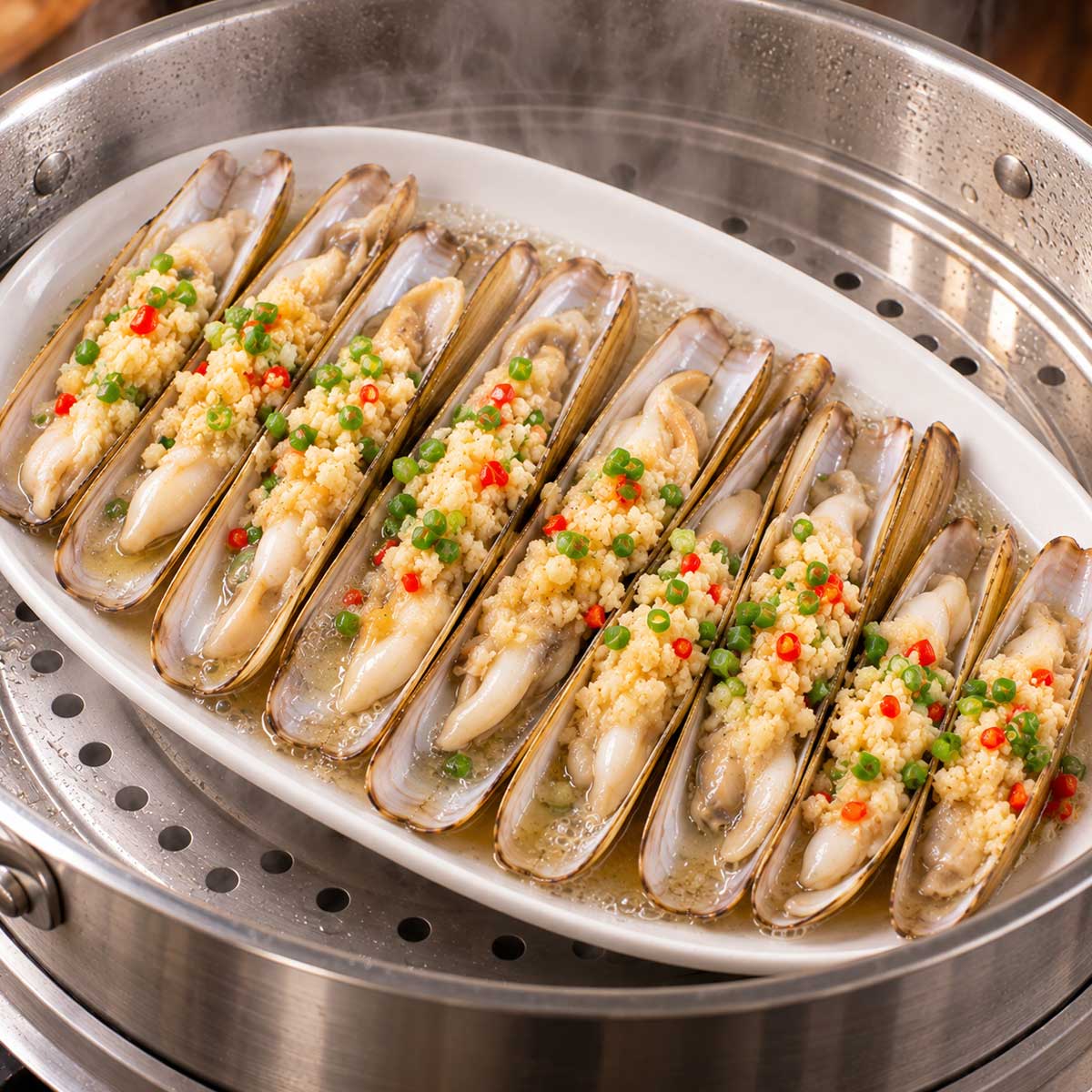 蒜蓉蒸竹蟶在蒸鍋中加熱的料理步驟