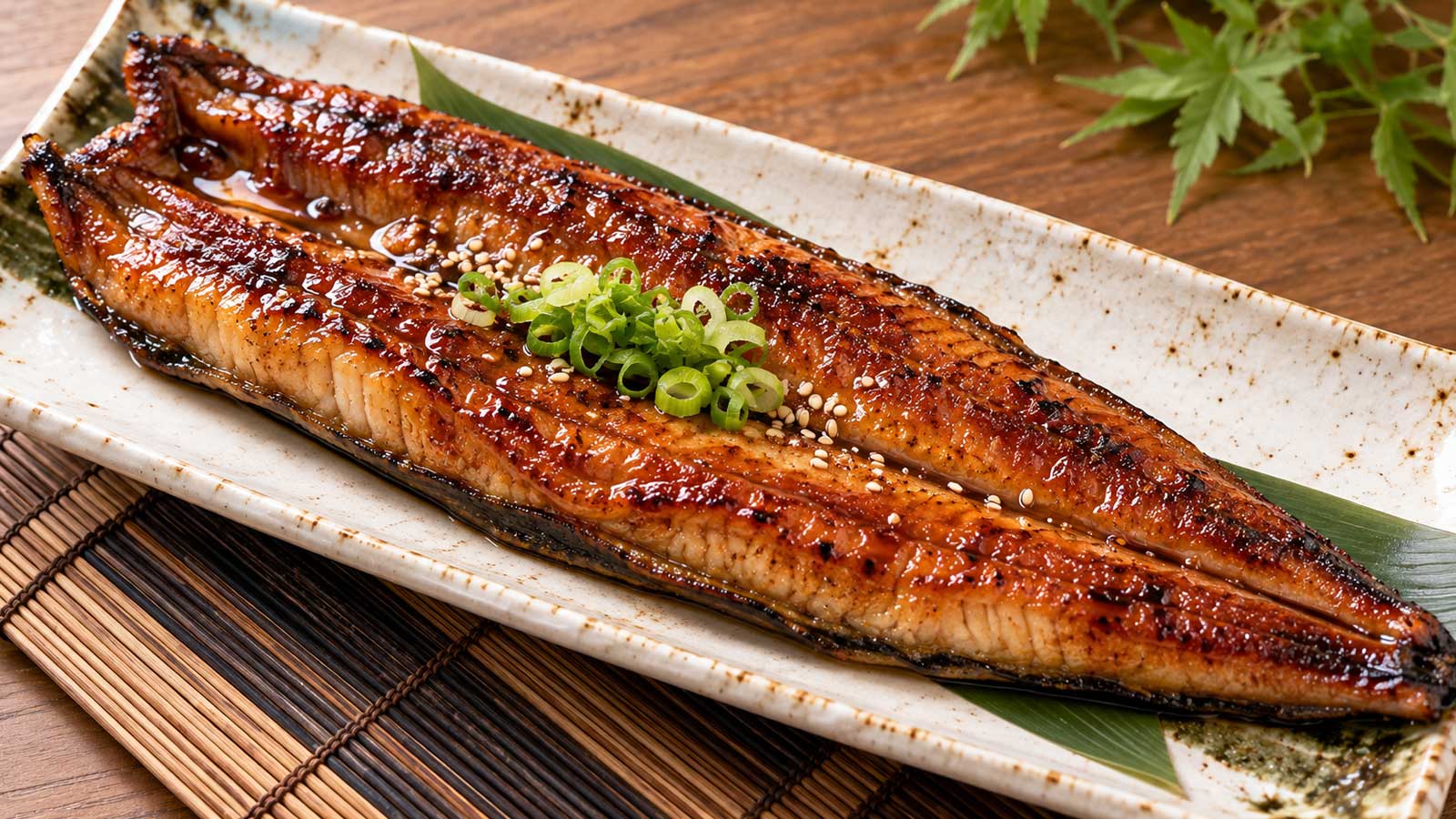 表面刷上亮澤蒲燒醬汁的蒲燒鰻魚料理
