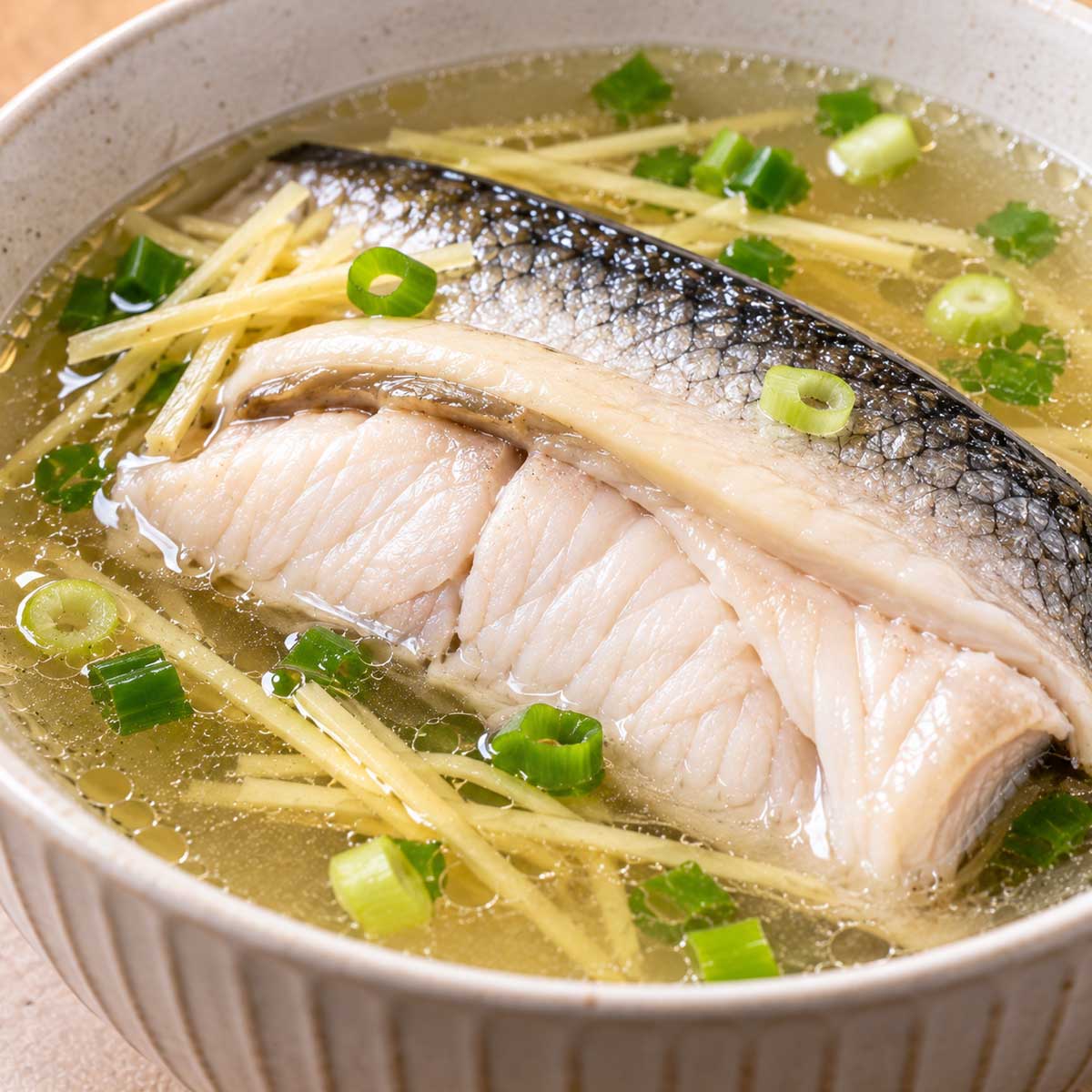 虱目魚肚湯中完全熟成的白色魚肉與魚皮