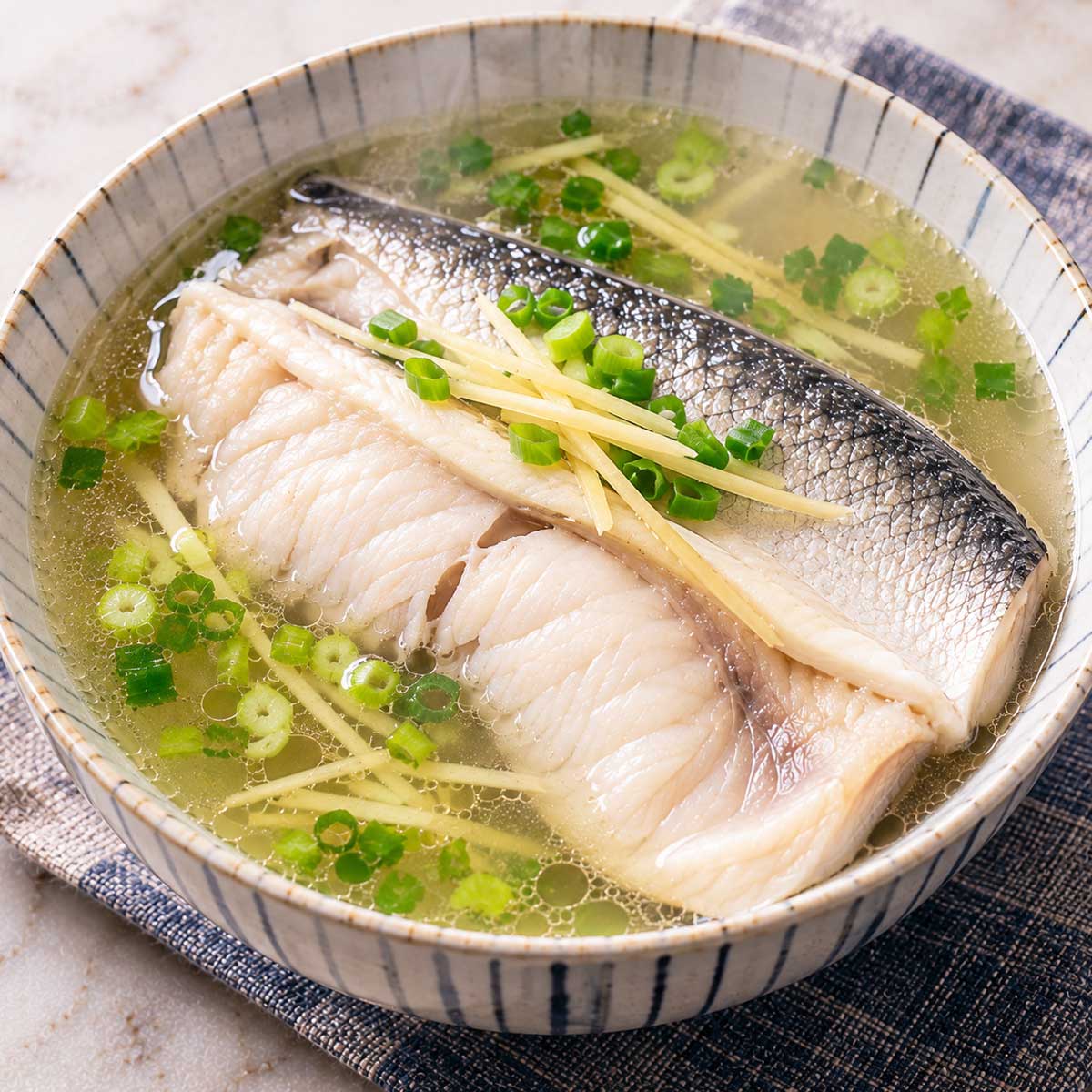 加入薑絲與蔥花的清湯虱目魚肚料理