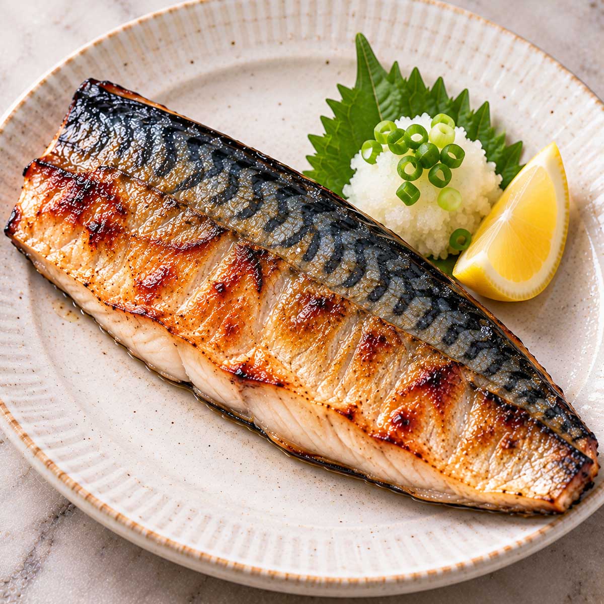 搭配檸檬、白蘿蔔泥與白飯的香煎鯖魚料理