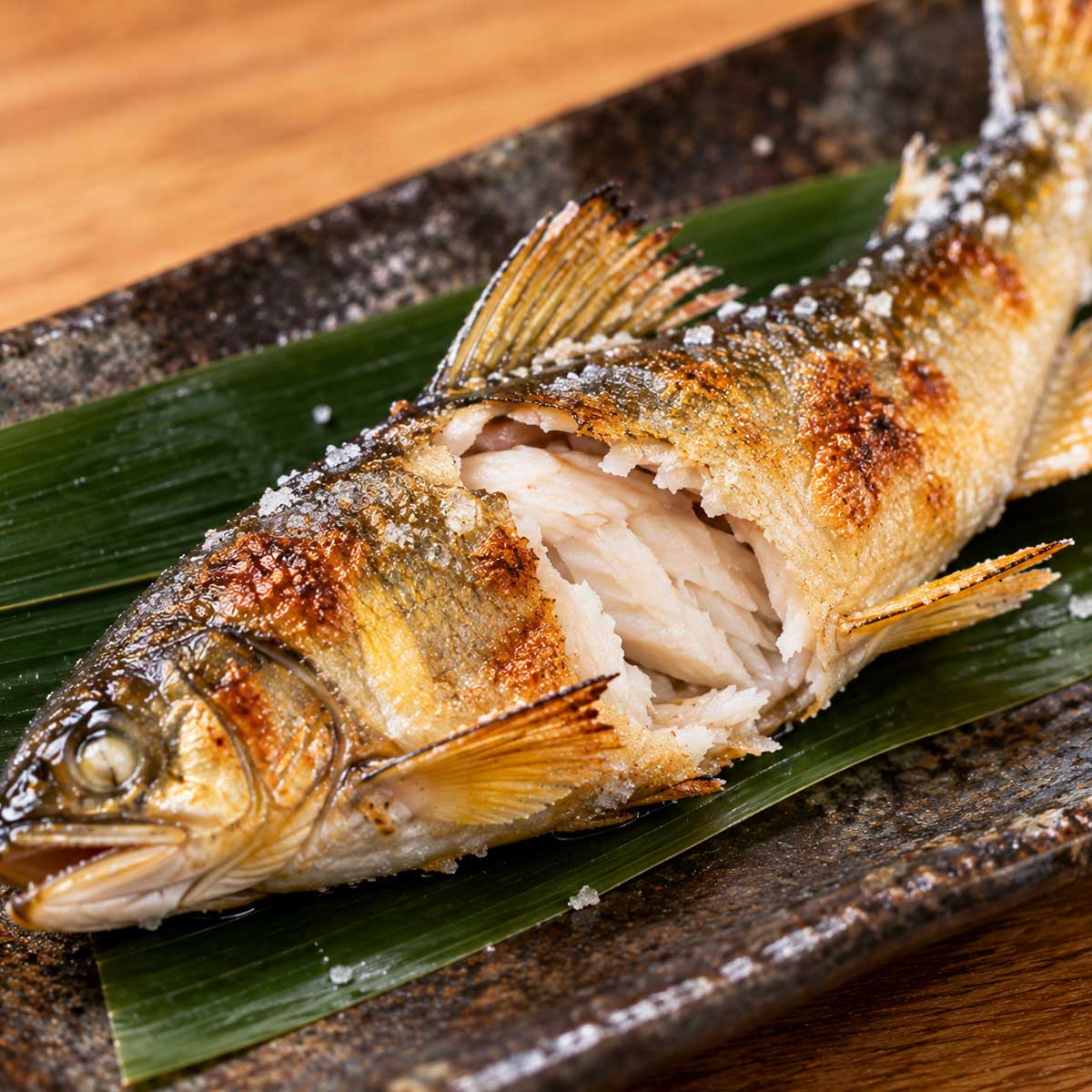 撥開鹽烤香魚最厚處檢查魚肉熟度