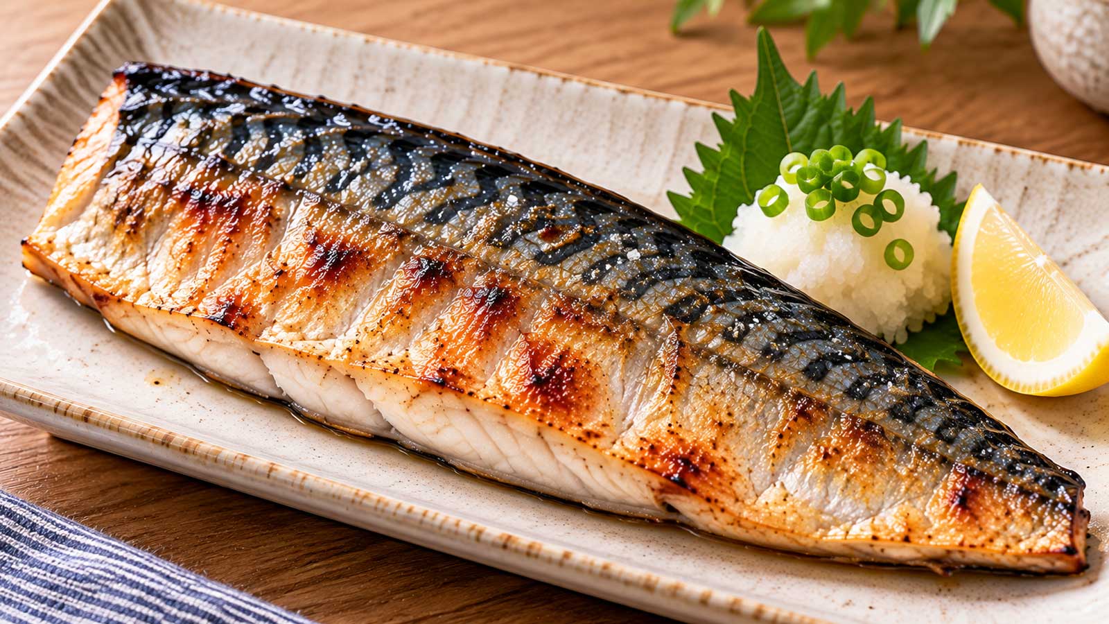 魚皮烤至金黃並搭配檸檬的鹽烤鯖魚