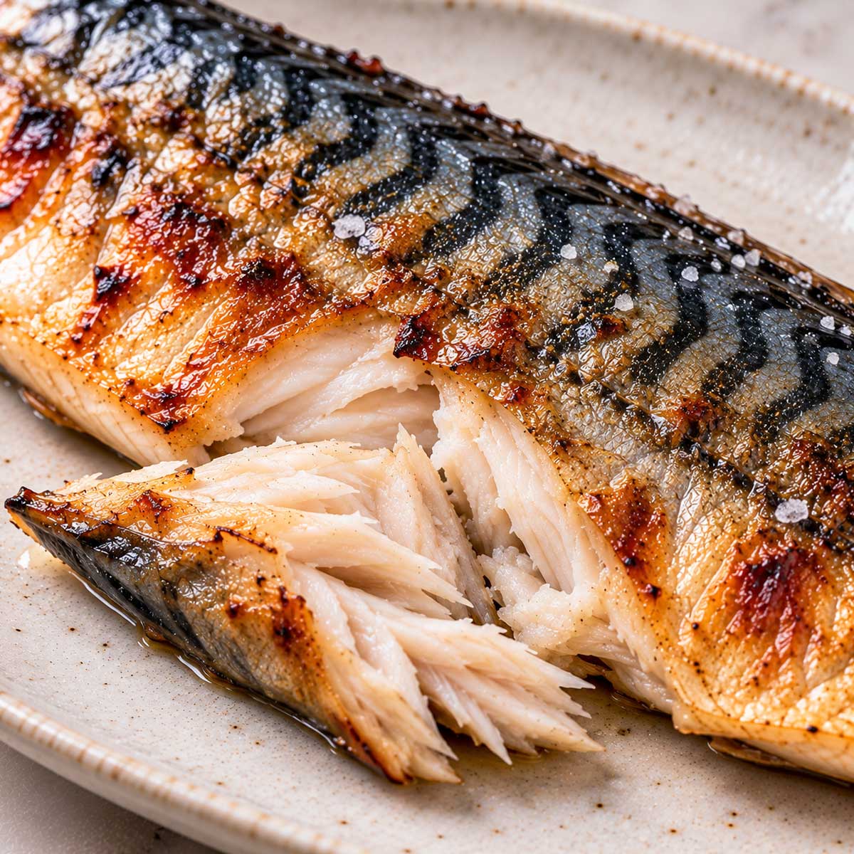 撥開鹽烤鯖魚最厚處查看魚肉熟度