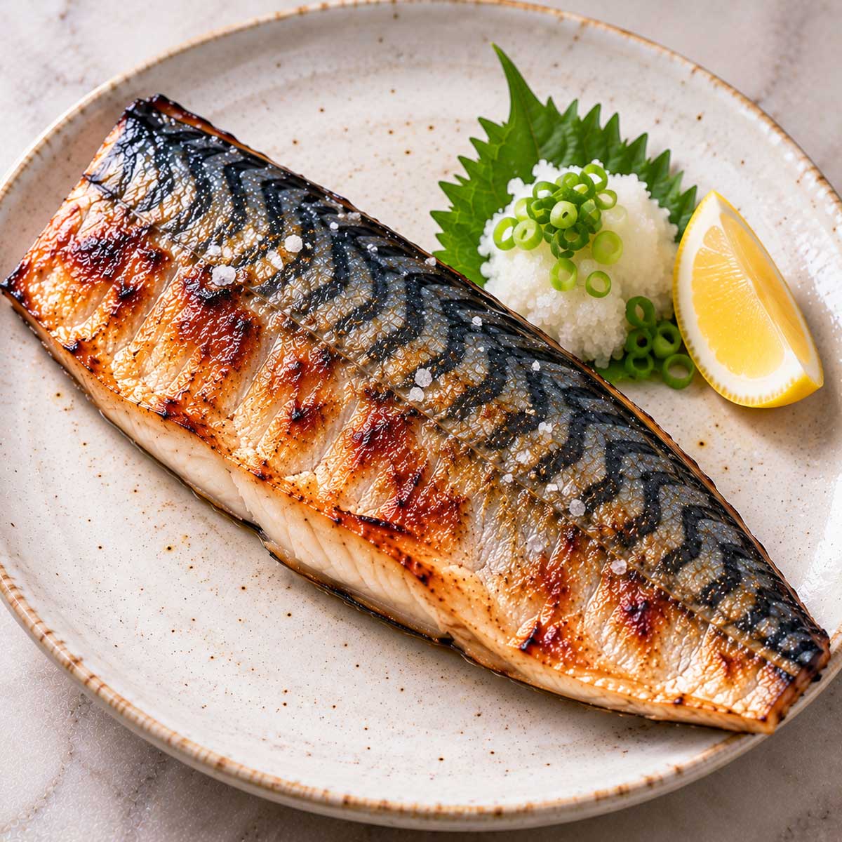 搭配白飯、檸檬與白蘿蔔泥的鹽烤鯖魚定食