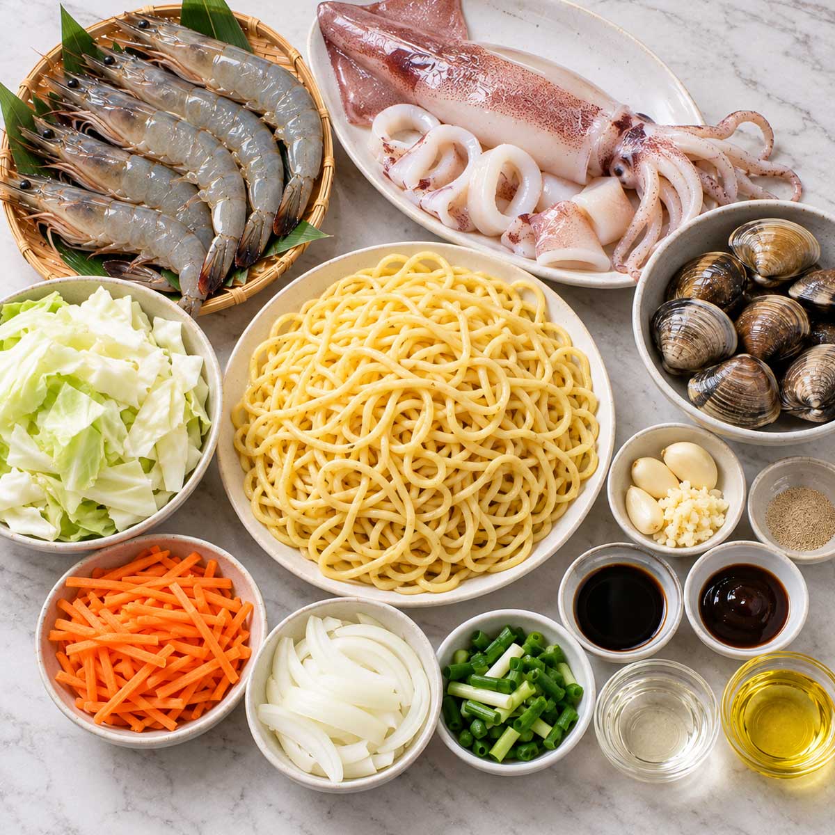 海鮮炒麵材料：麵條、蝦仁、魷魚、蛤蜊、蔬菜與醬汁