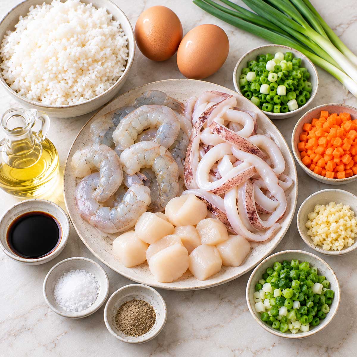 海鮮炒飯材料:白飯、蝦仁、魷魚、雞蛋與蔬菜