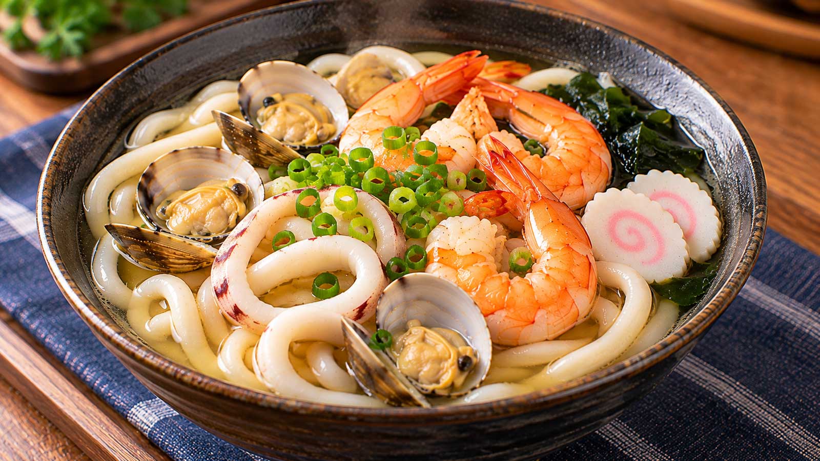蝦、魷魚、蛤蜊與青菜搭配的海鮮烏龍麵
