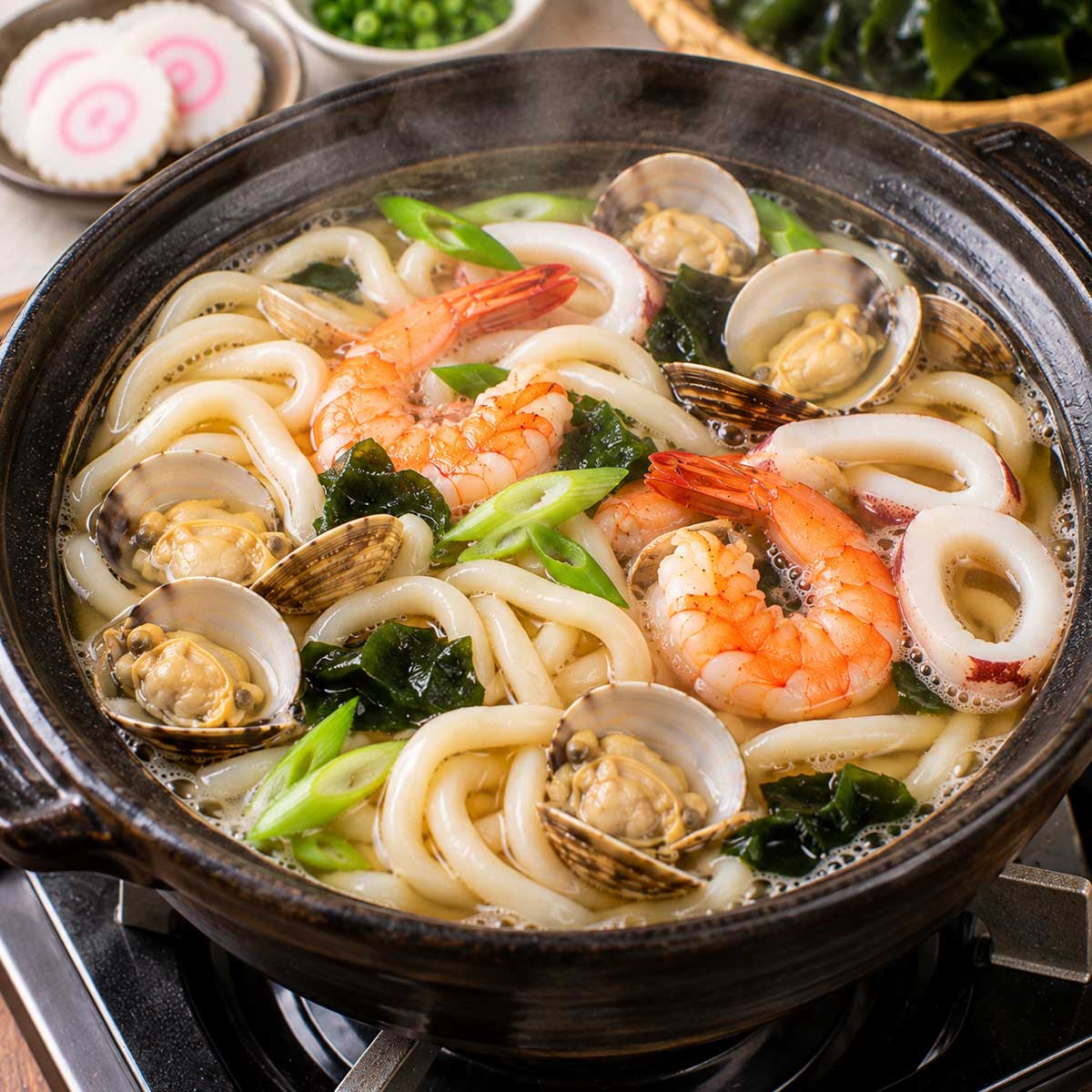海鮮烏龍麵料理步驟,海鮮與青菜在湯底中煮熟