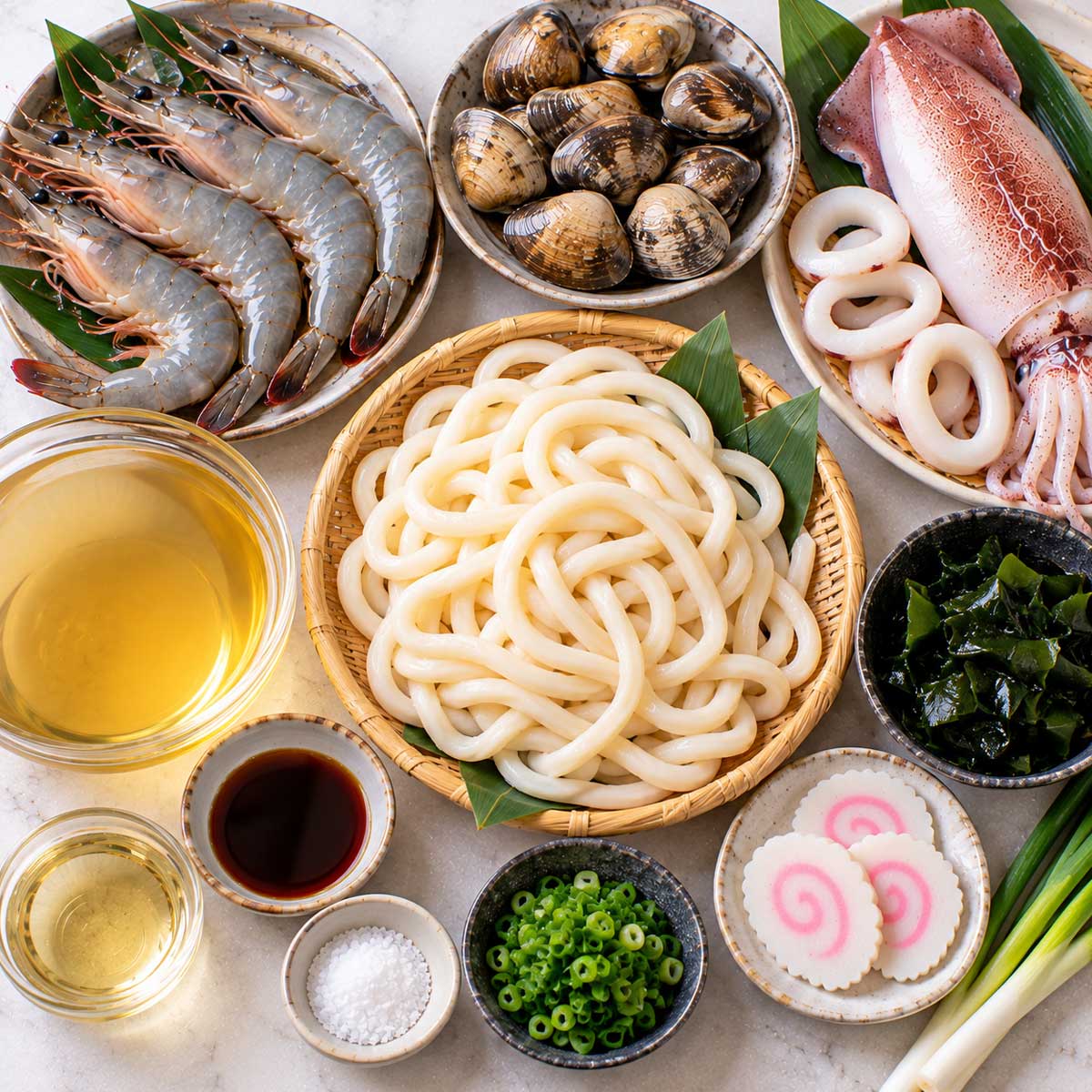 海鮮烏龍麵材料,烏龍麵、蝦、魷魚、蛤蜊、青菜和薑片