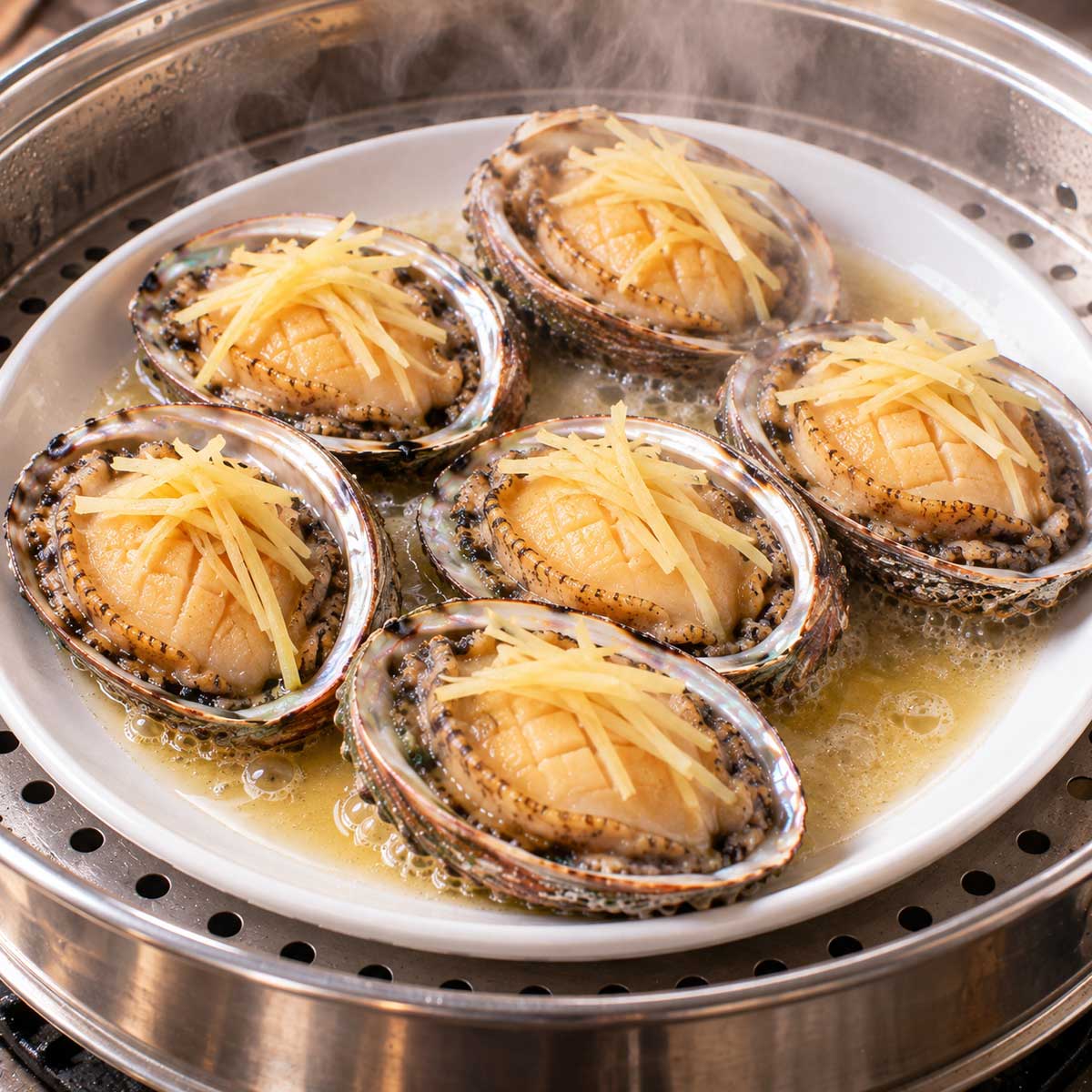 鮑魚放在蒸盤上搭配薑蔥加熱的料理步驟