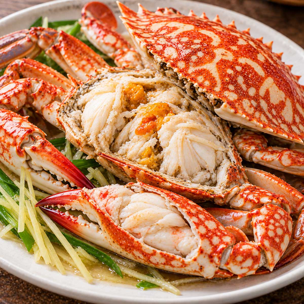 查看清蒸花蟹的蟹身及蟹腳肉熟度