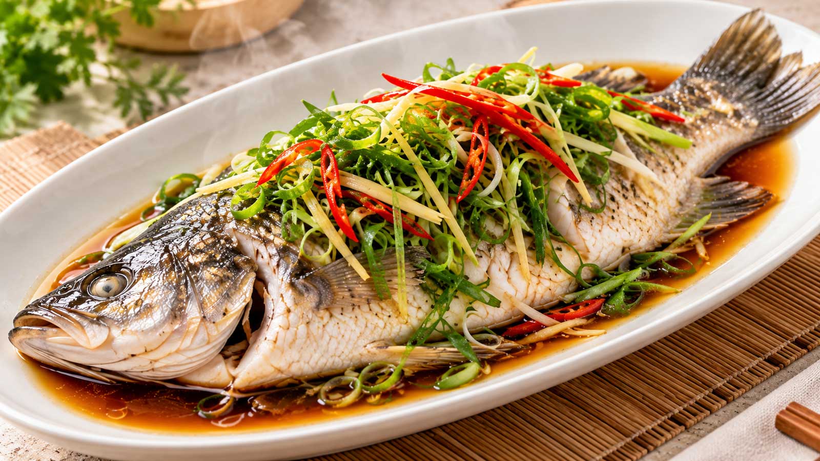 蔥薑與辣椒絲調味的整尾清蒸魚
