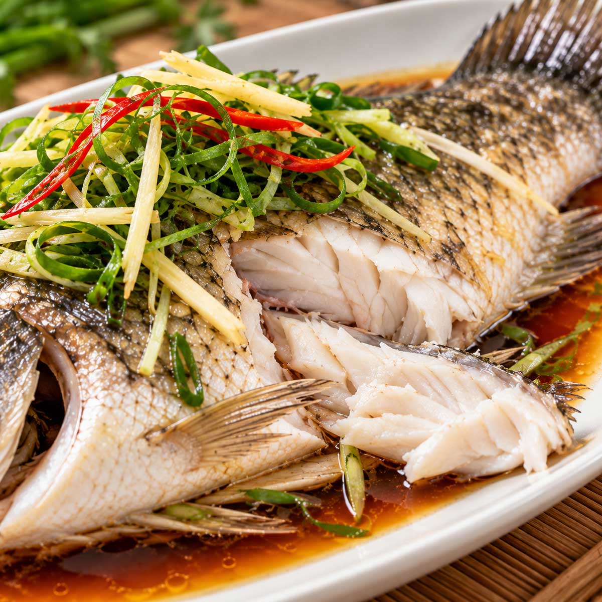 撥開清蒸魚最厚處查看白色魚肉熟度